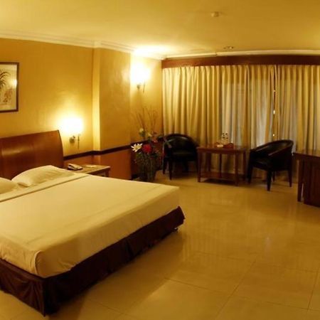 Hotel Banjarmasin International Bagian luar foto